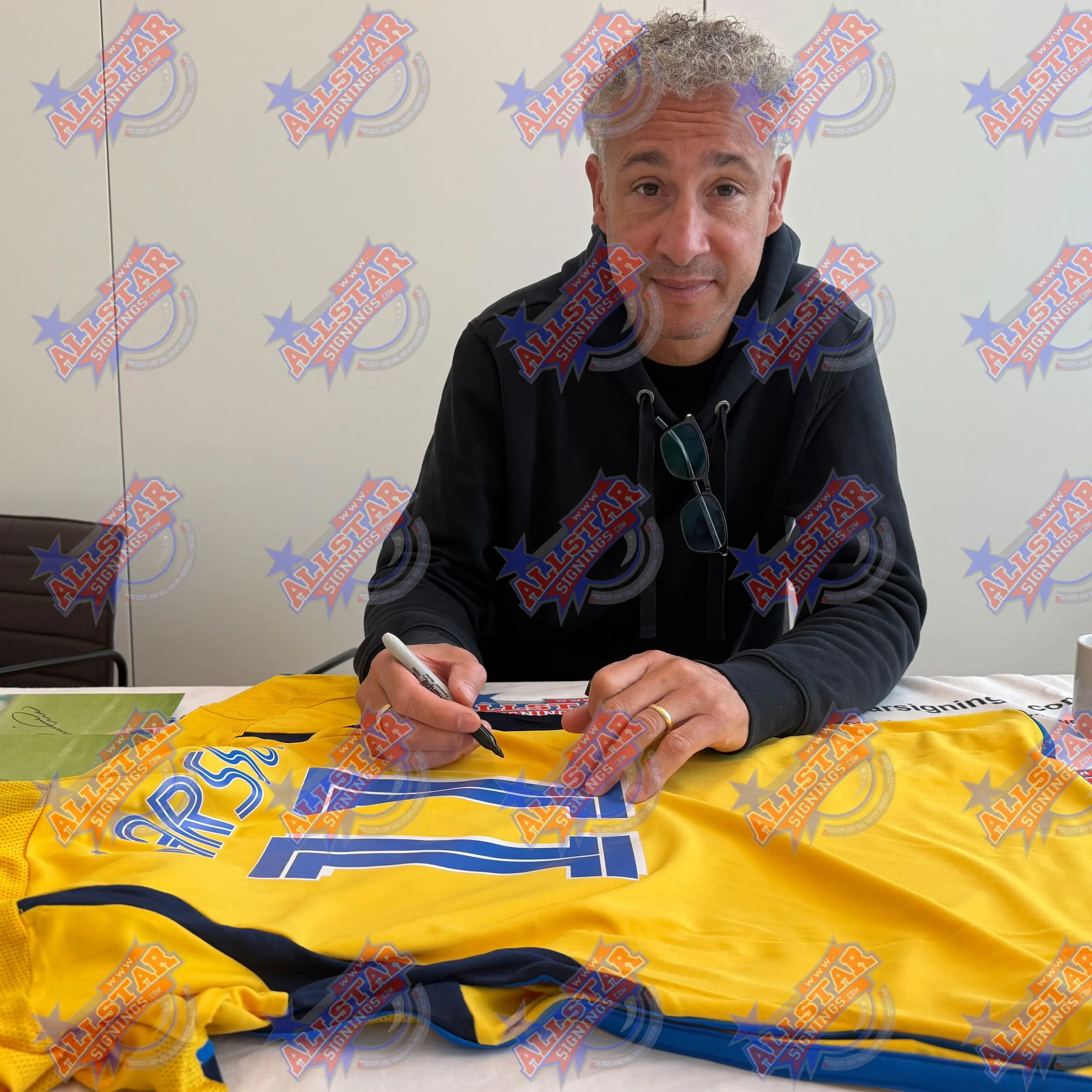 Framed Henrik Larsson Signed Sweden Shirt