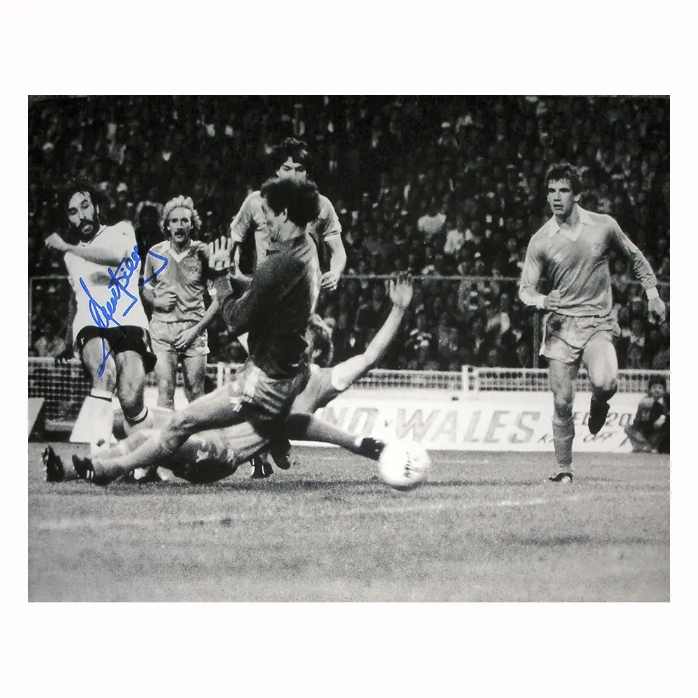 Ricky Villa signed 1981 FA Cup Final photo