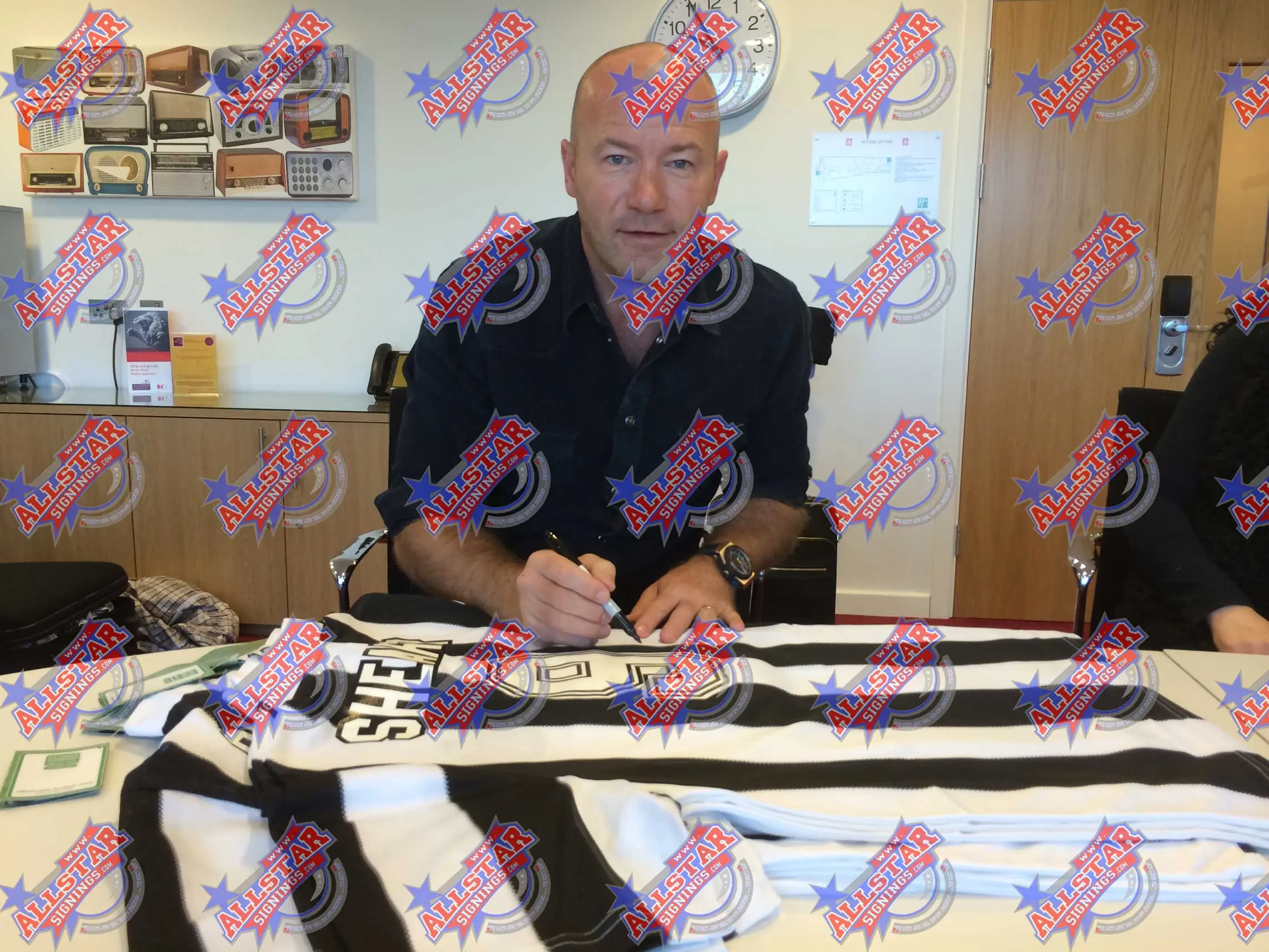 Alan Shearer signed number 1996 number 9 Shirt.