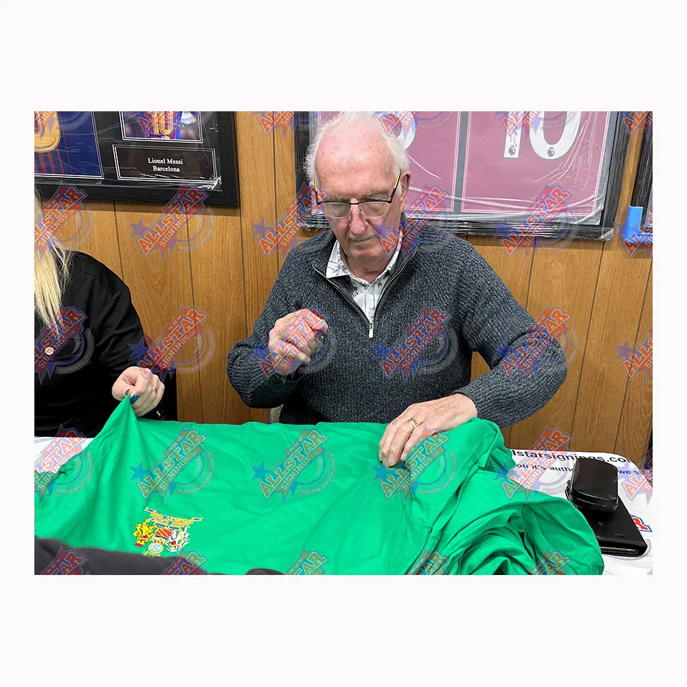 Alex Stepney signed 1968 European Cup Final retro shirt.